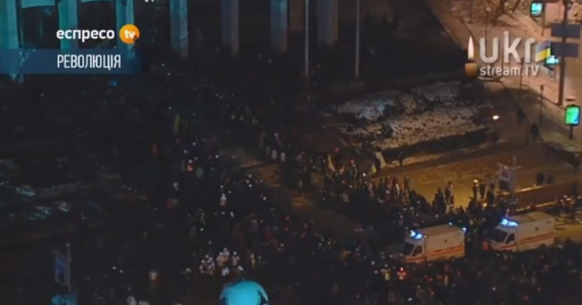 Штурм Українського дому триває четверту годину поспіль