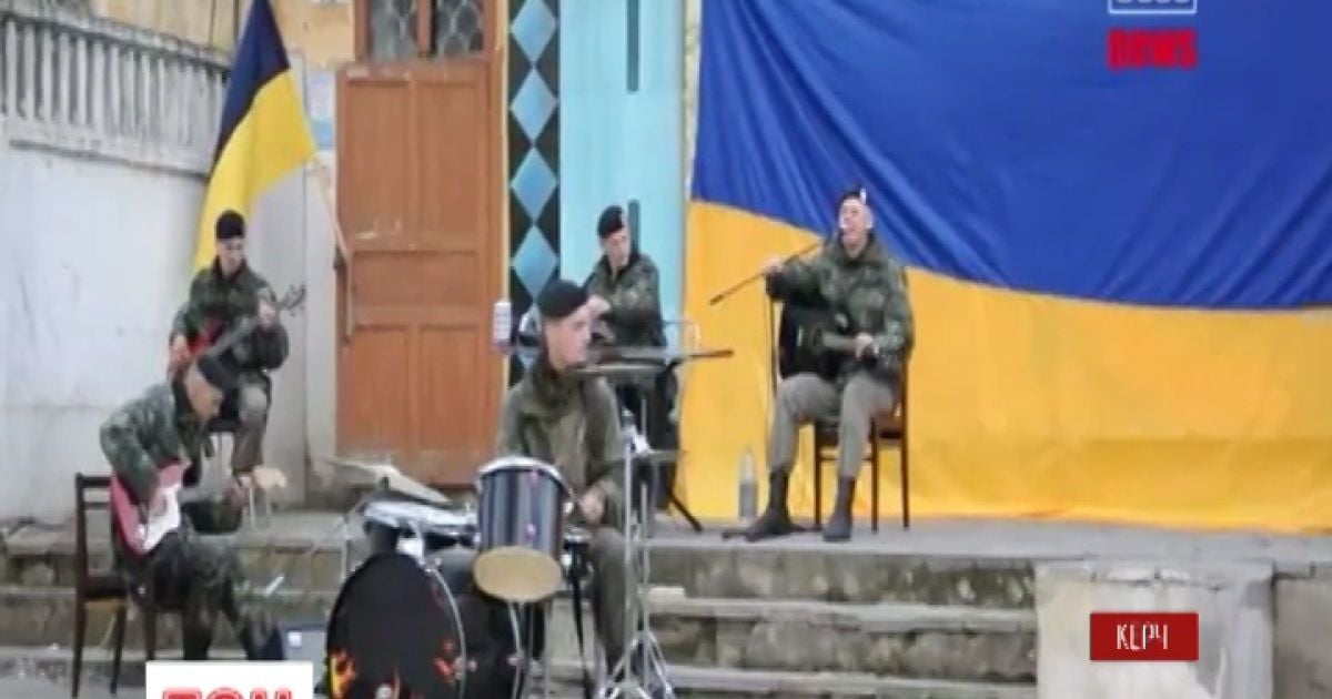 Украинские солдаты сыграли рок в заблокированной части