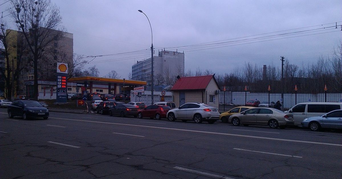 На киевских заправках очереди