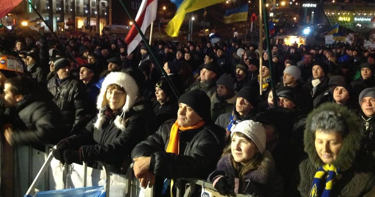 Люди на Євромайдані очікують появи нової сцени