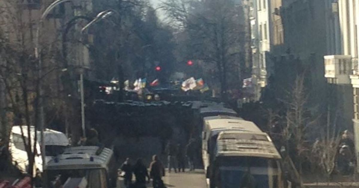 На розі двох вулиць перебуває близько 2 тисяч мітингувальників.