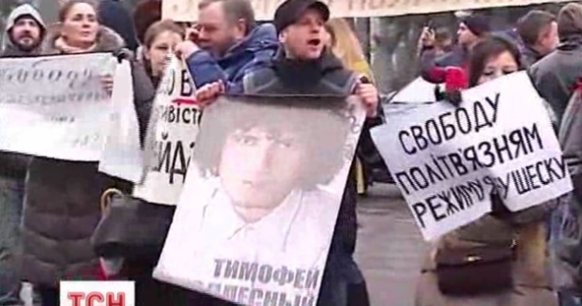 Люди пришли к ВР поддержать своих близких