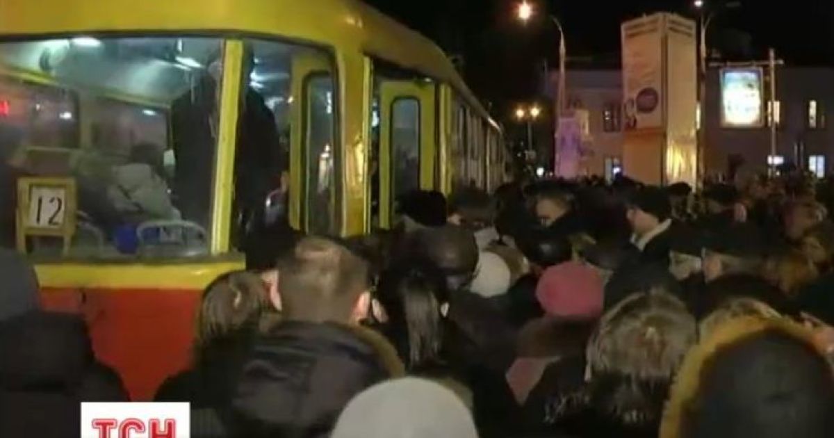 Люди атакуют общественный транспорт
