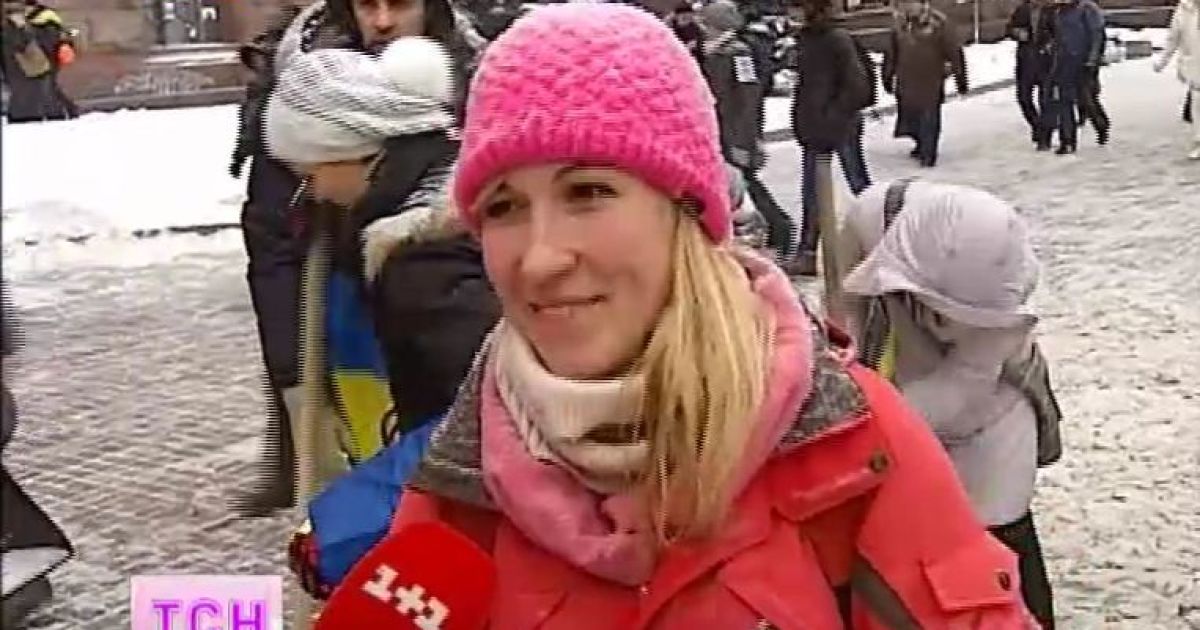 Хрупкие девушки взялись за лопаты.