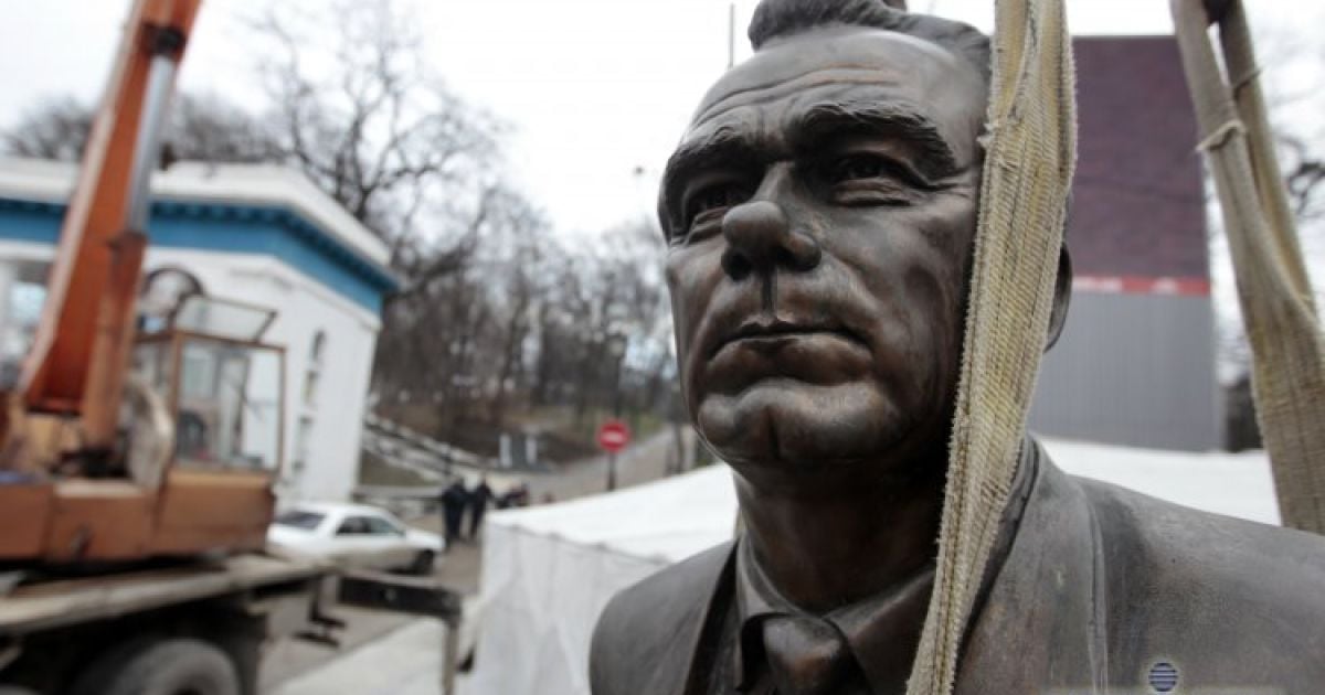 Пам&rsquo;ятник Лобановському перенесли на вулицю Грушевського / © УНІАН