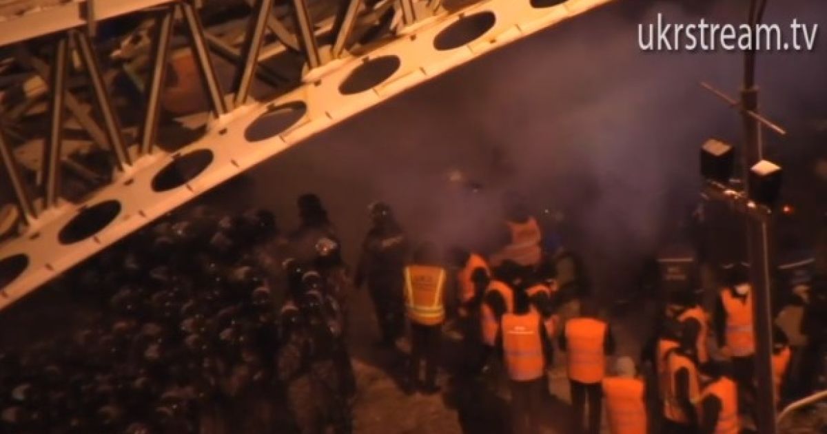 На Інститутській євромайданівці стінка на стінку штовхаються з "Беркутом"