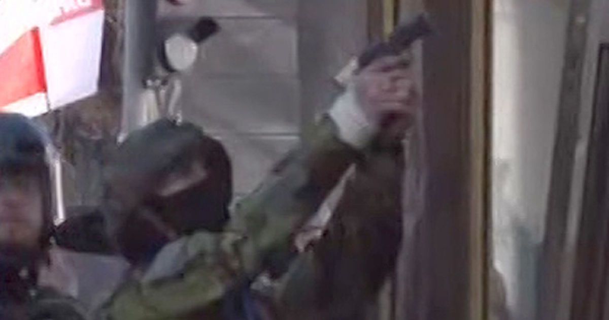 В МВД показали стоп-кадр, на котором мужчина в маске держит пистолет