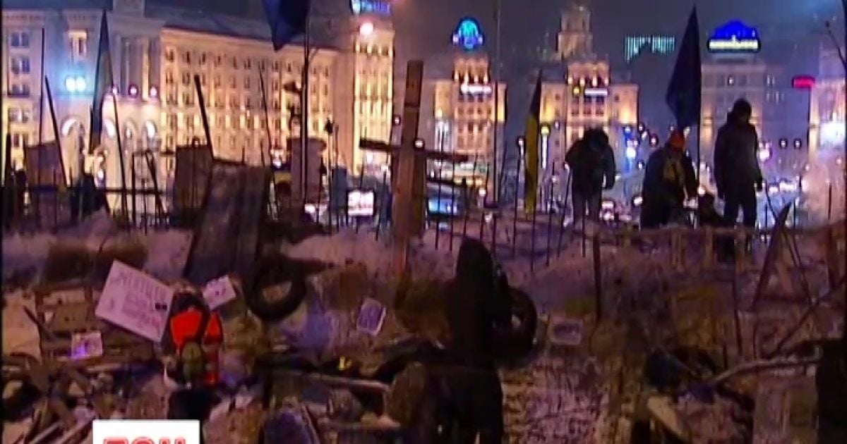 Мітингувальники у центрі Києва продовжують зводити барикади
