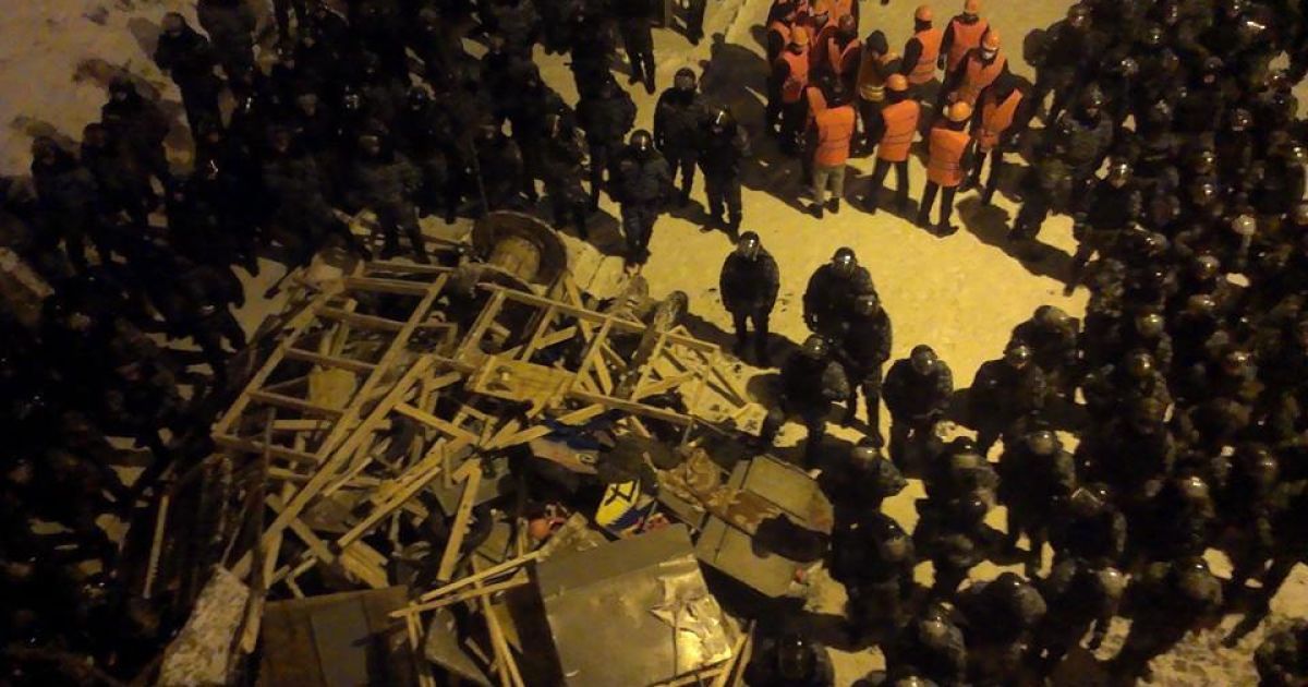 "Титушки" під виглядом комунальників розбирають барикади – очевидці