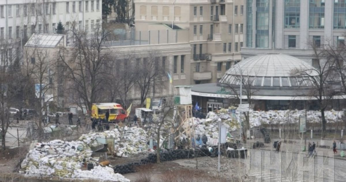 Поряд зі старою барикадою будують нову і міцнішу