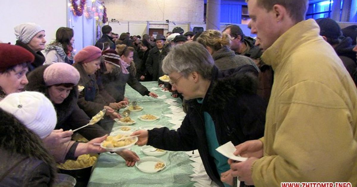 У Житомирі для безхатьків влаштували святкову вечерю