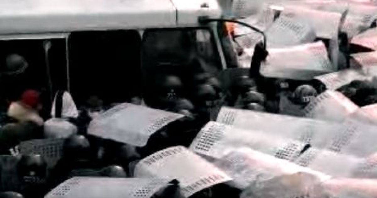 Нові сутички в центрі Києва: внутрішнім військам протистоять тисячі майданівців