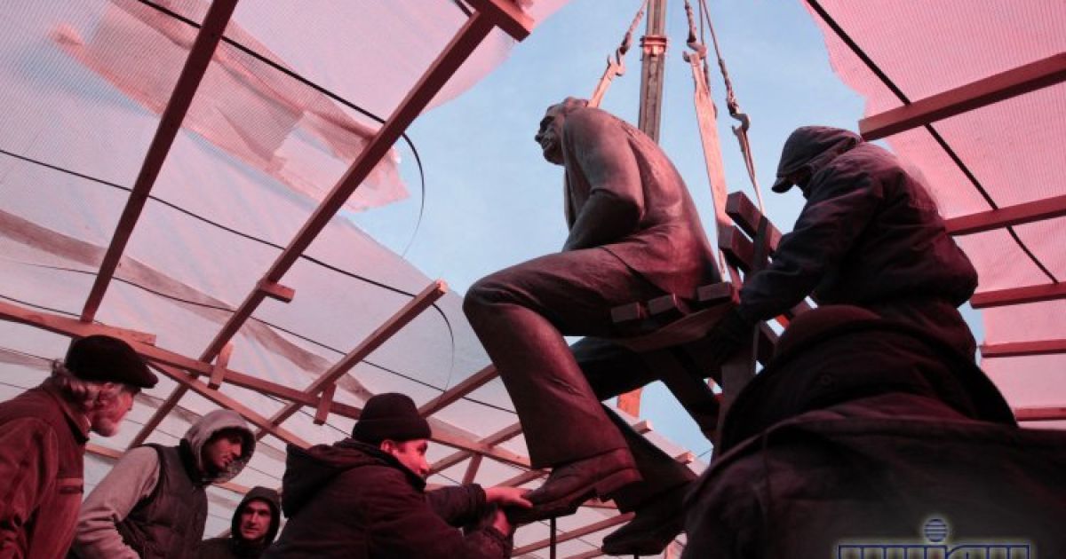 Пам&rsquo;ятник Лобановському перенесли на вулицю Грушевського / © УНІАН