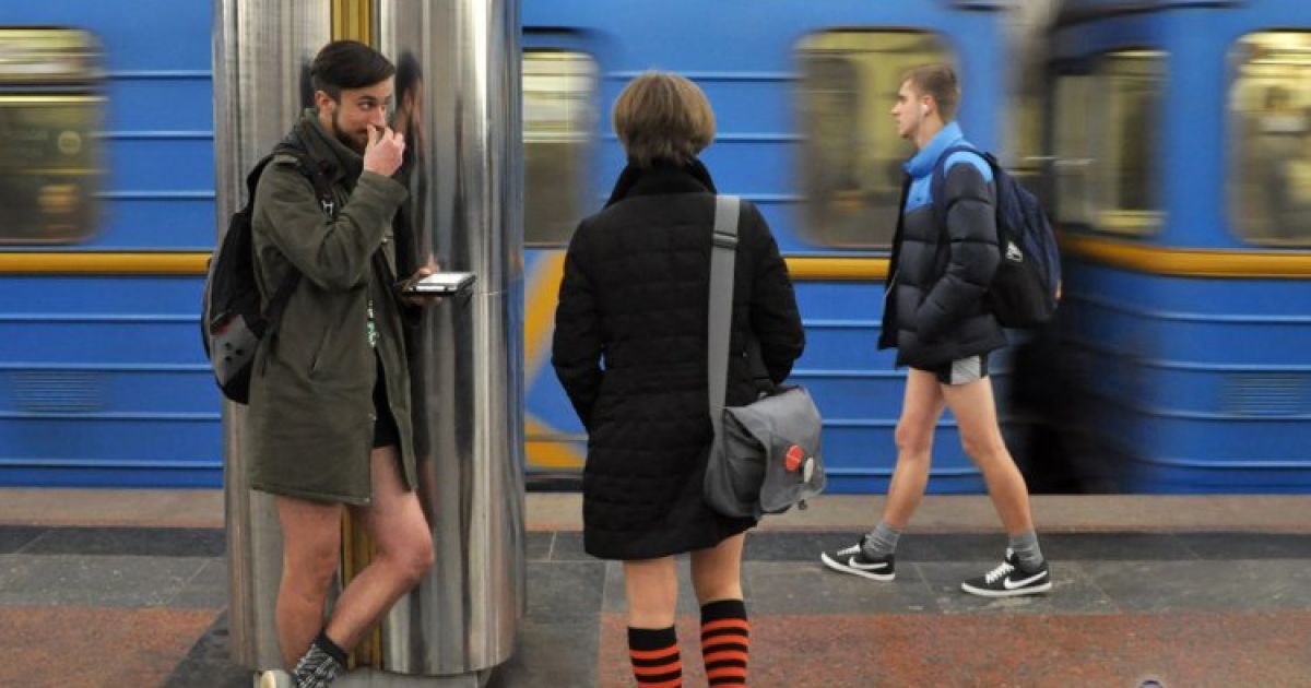 У Києві провели флешмоб "Проїзд в метро без штанів" / © УНІАН