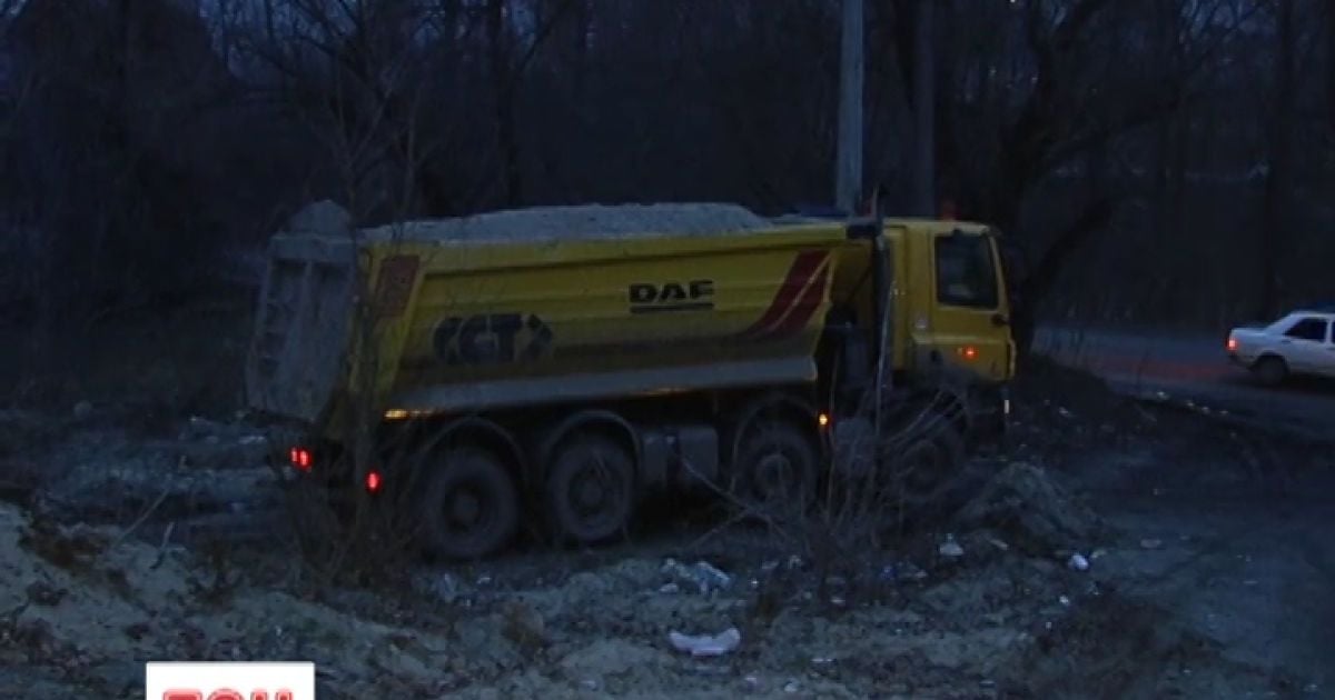 У Київ не пропускають вантажівки з піском
