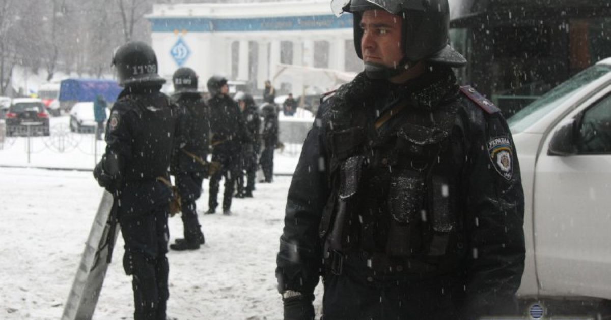 Одну частину дороги перекрили автобусами