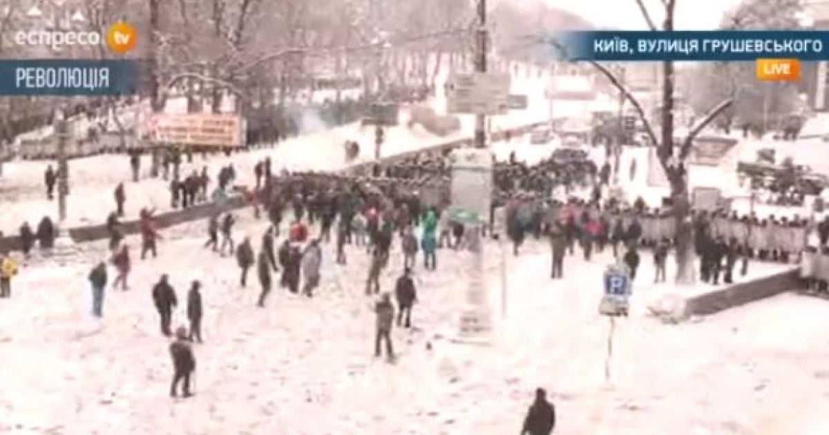 Активісти підійшли до силовиків