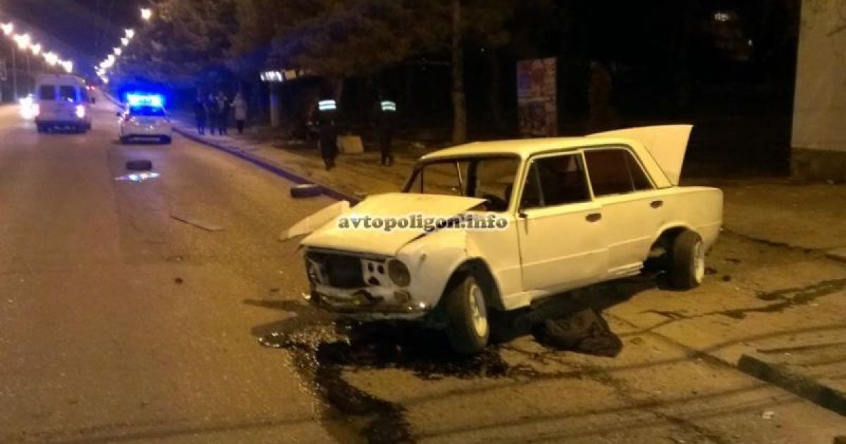 "Жигулі" врізалися в зупинку громадського транспорту / © Автополигон