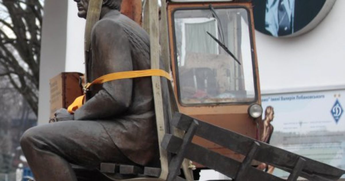 Пам&rsquo;ятник Лобановському перенесли на вулицю Грушевського / © УНІАН