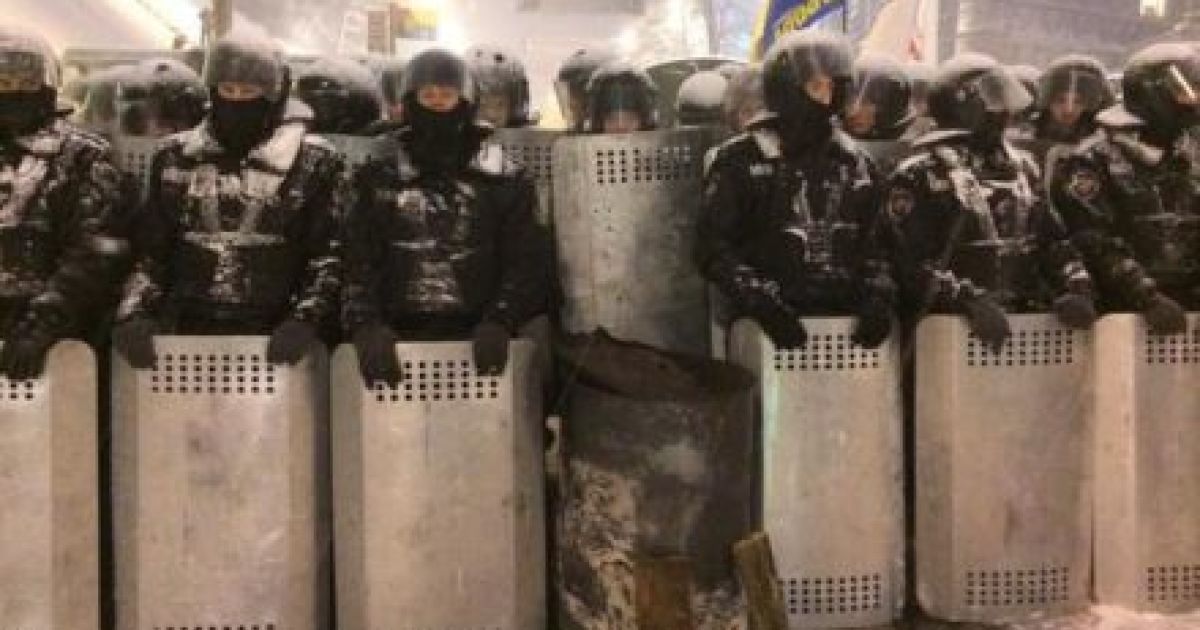 У Києві міліція та "Беркут" почали штурмувати блокпости і витісняти демонстрантів