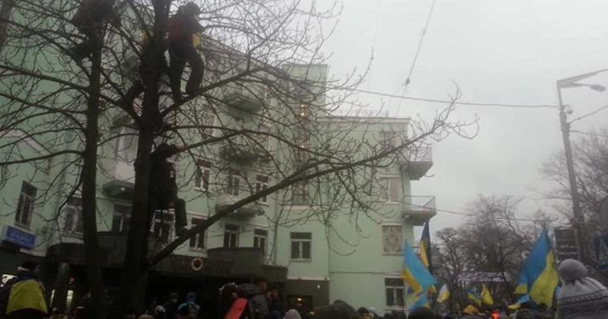 Учасники Євромайдану біля Будинку офіцерів