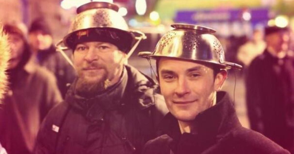 Українці "пристосовуються" до норм прийнятих Радою скандальних законів (Facebook/Дмитрий Чекалкин)