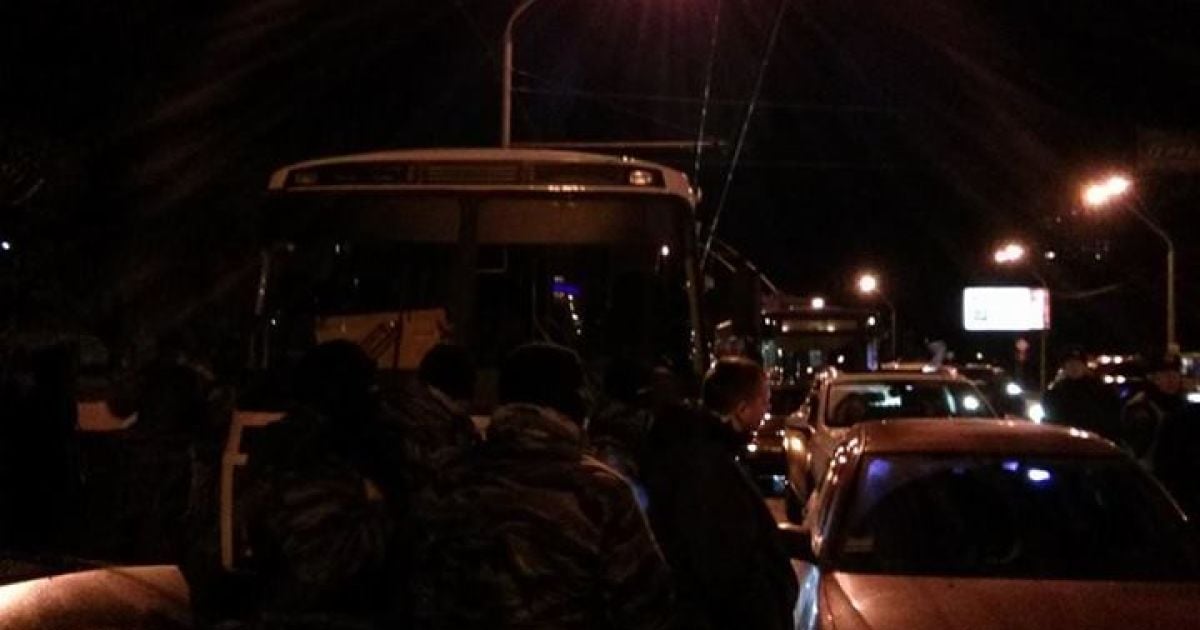 Автомайданівці заблокували "Беркут". Фото Олександра Кравцова
