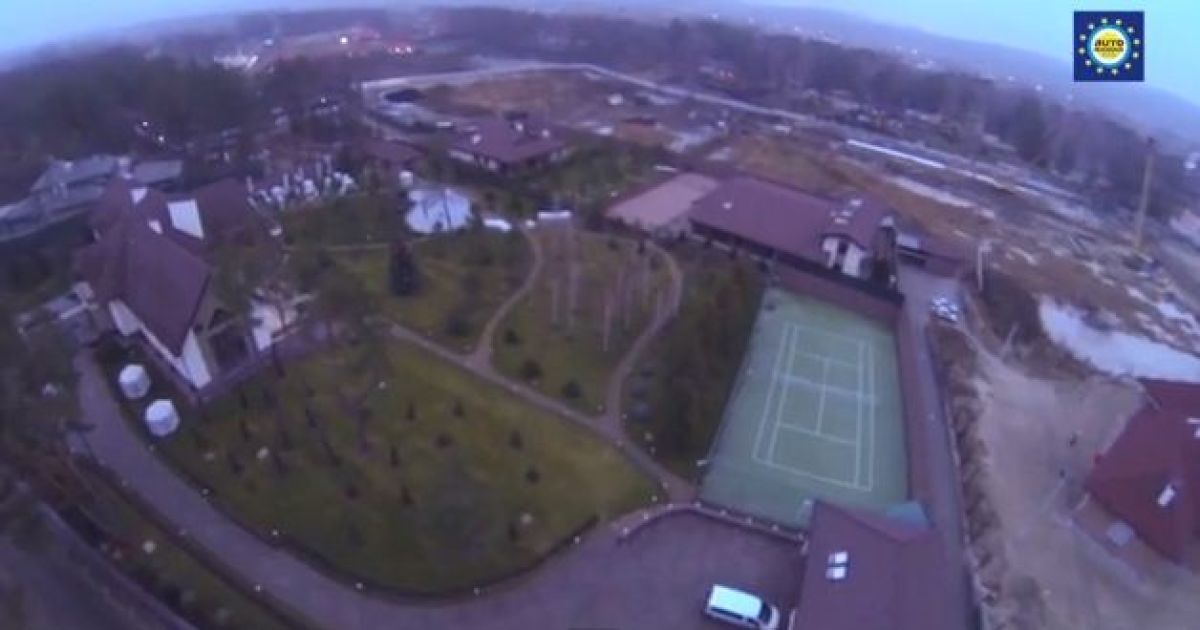 На території маєтку є ставок і тенісний корт.