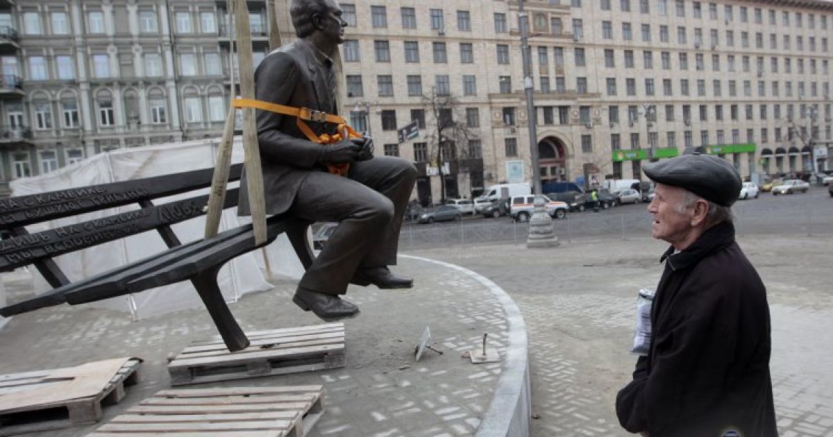 Пам&rsquo;ятник Лобановському перенесли на вулицю Грушевського / © УНІАН