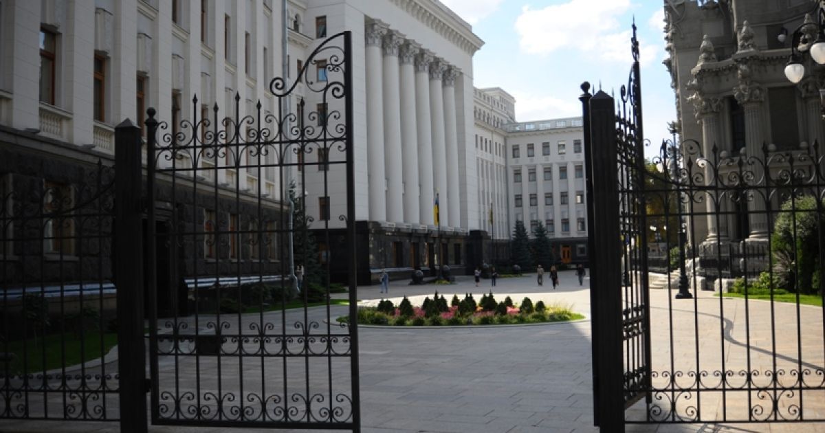 Металевий паркан на Банковій демонтують