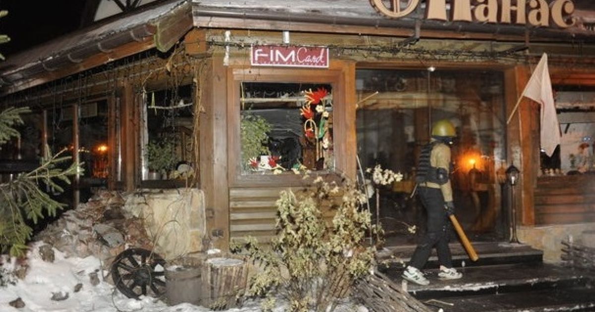 Молодики побили вікна бітами