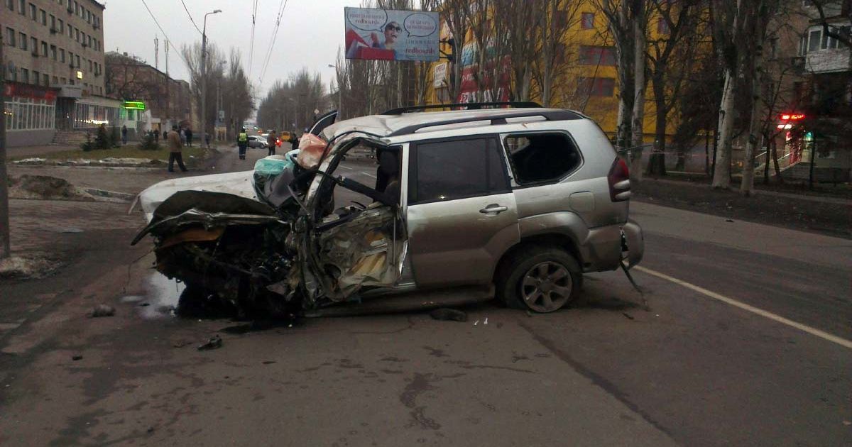 Молоді хлопці і дівчата на позашляховику збили людину