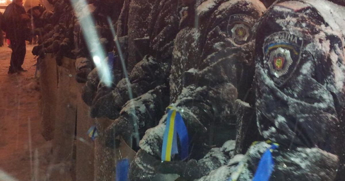 Силовики по одній розбирають барикади в центрі Києва