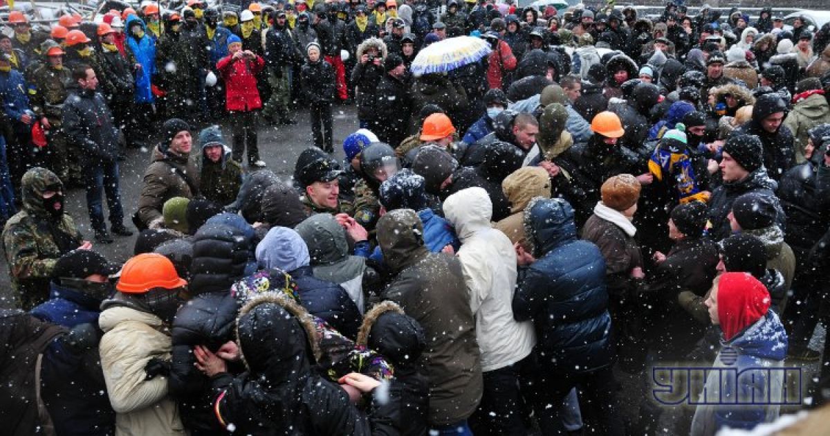 Зіткнення між прихильниками і супротивниками Євромайдану / © УНІАН