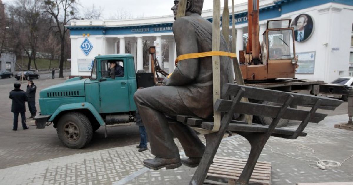 Пам&rsquo;ятник Лобановському перенесли на вулицю Грушевського / © УНІАН