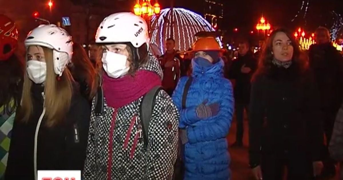 Люди вийшли на вулицю із масками та марлевими повʼязками