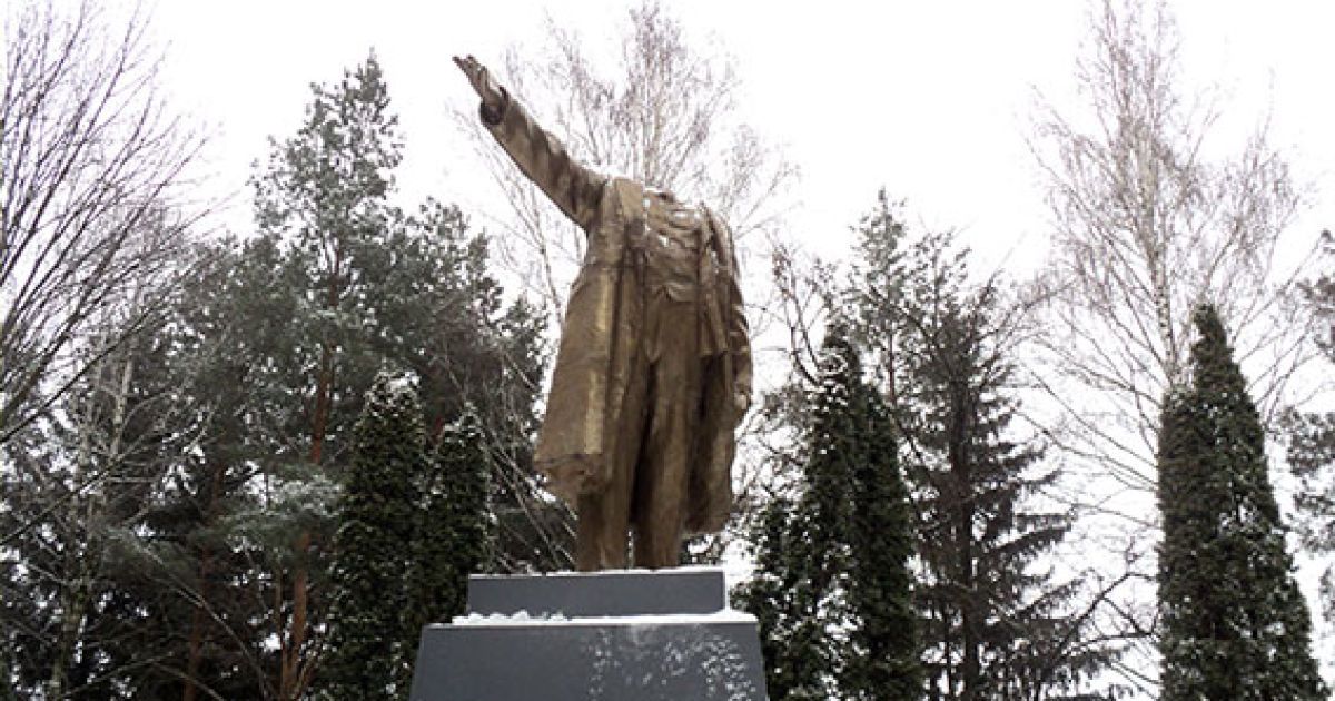 Леніну в Гребінці відтяли голову