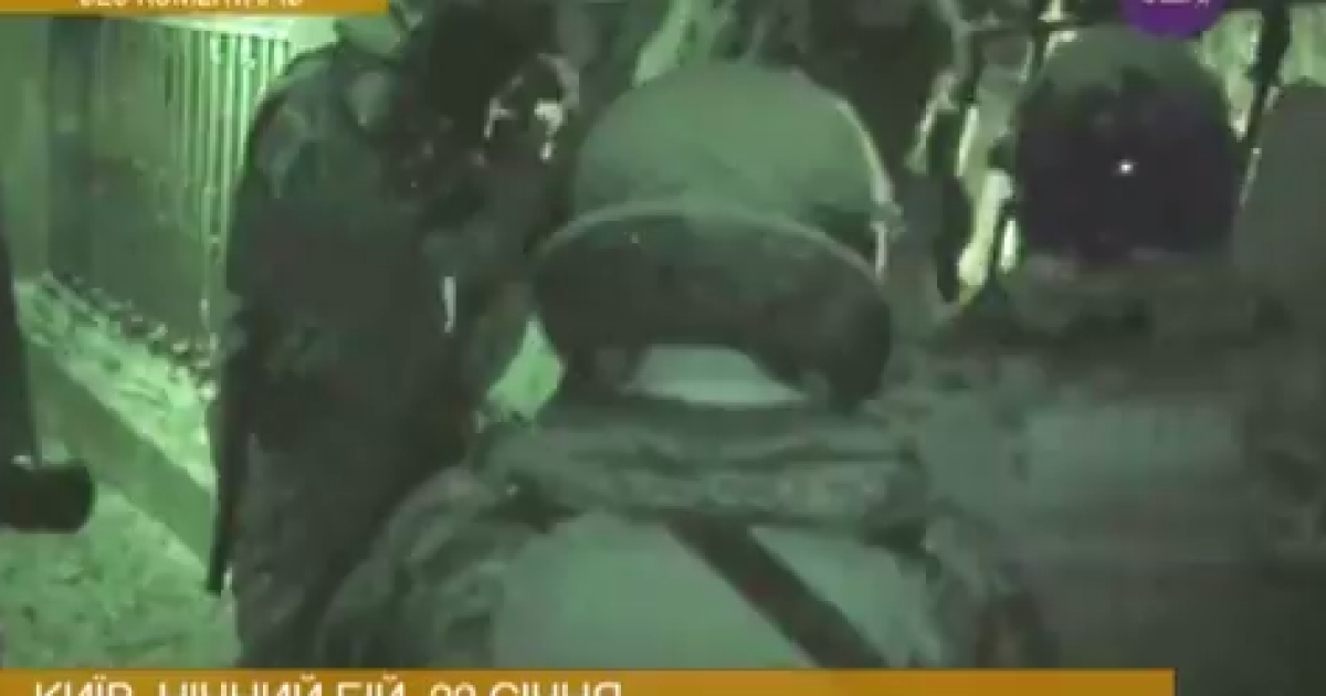 На видео видно, как силовики стреляют из ружей по активистам