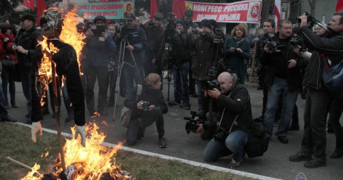 У Сімферополі спалили опудало Бандери / © УНІАН