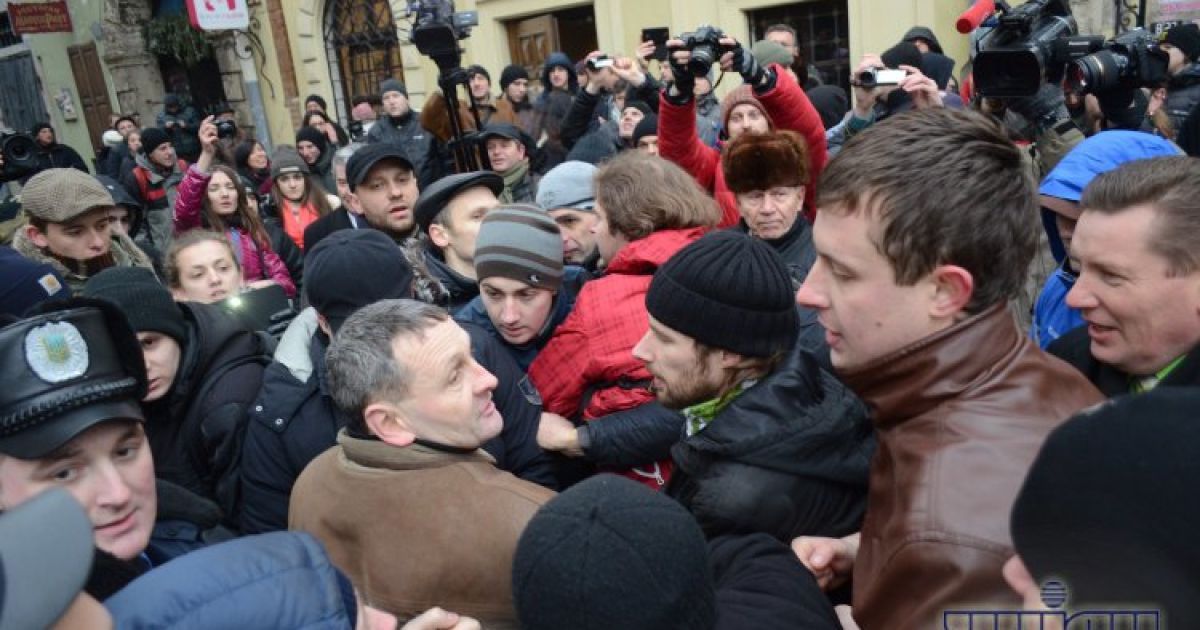 Свободівці побилися з активістами через "Стовп ганьби" / © УНІАН