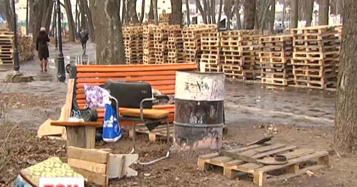 Після Антимайдану у Маріїнському парку залишилися покинуті вогнища і кілька кілограмів їжі
