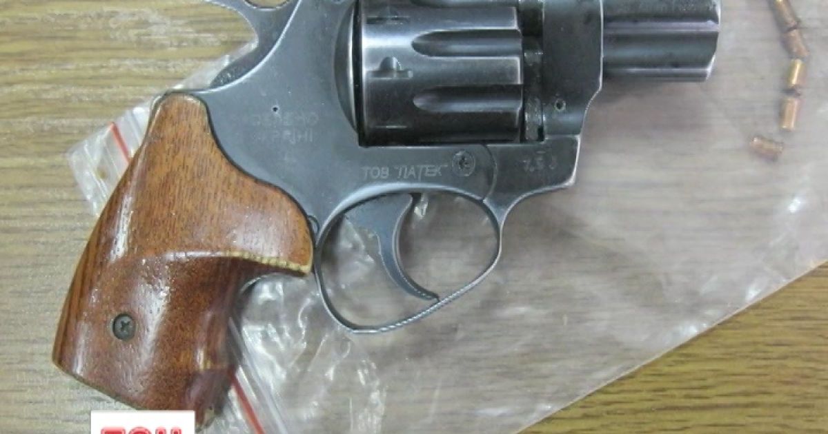 Пенсіонер випустив чотири кулі у представника обленерго