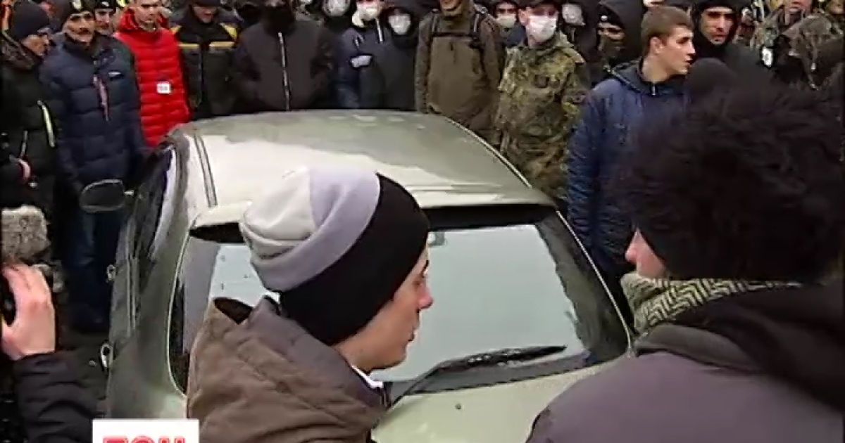 Опоненти Автомайдану із Харкова заблокували кілька машин