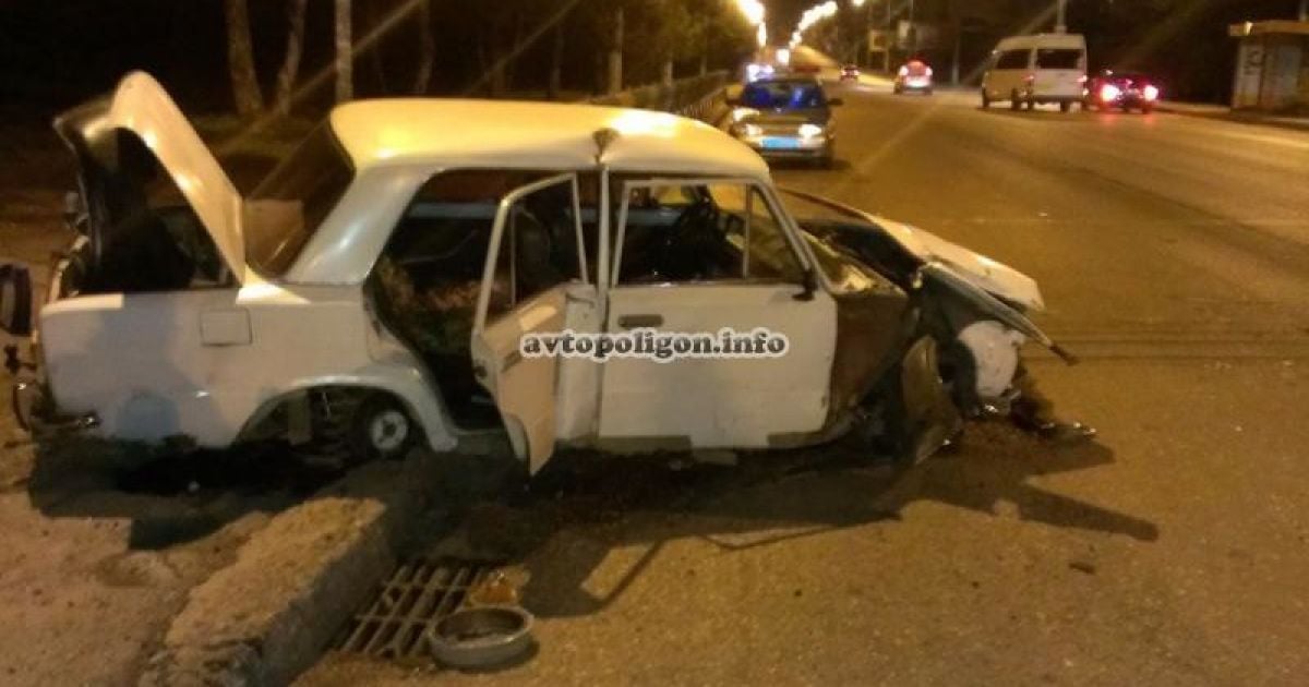 "Жигулі" врізалися в зупинку громадського транспорту / © Автополигон