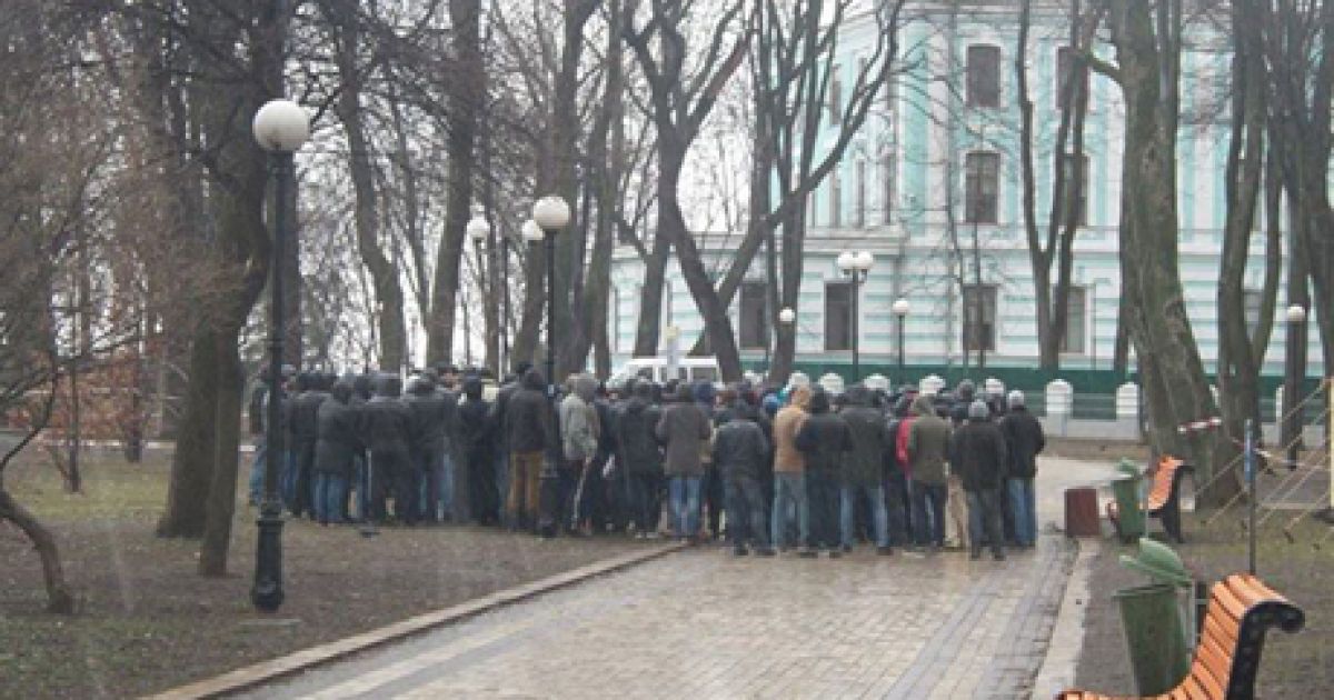 Под Радой собрались титушки и милиция