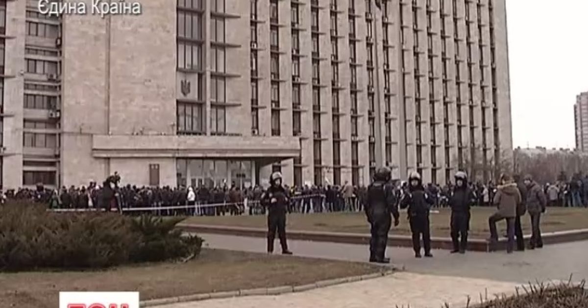 Кілька груп вибухотехніків з собаками три години обстежували приміщення