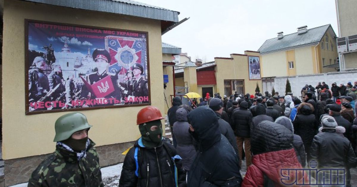 Активісти блокують бази "Беркуту" та внутрішніх військ / © УНІАН
