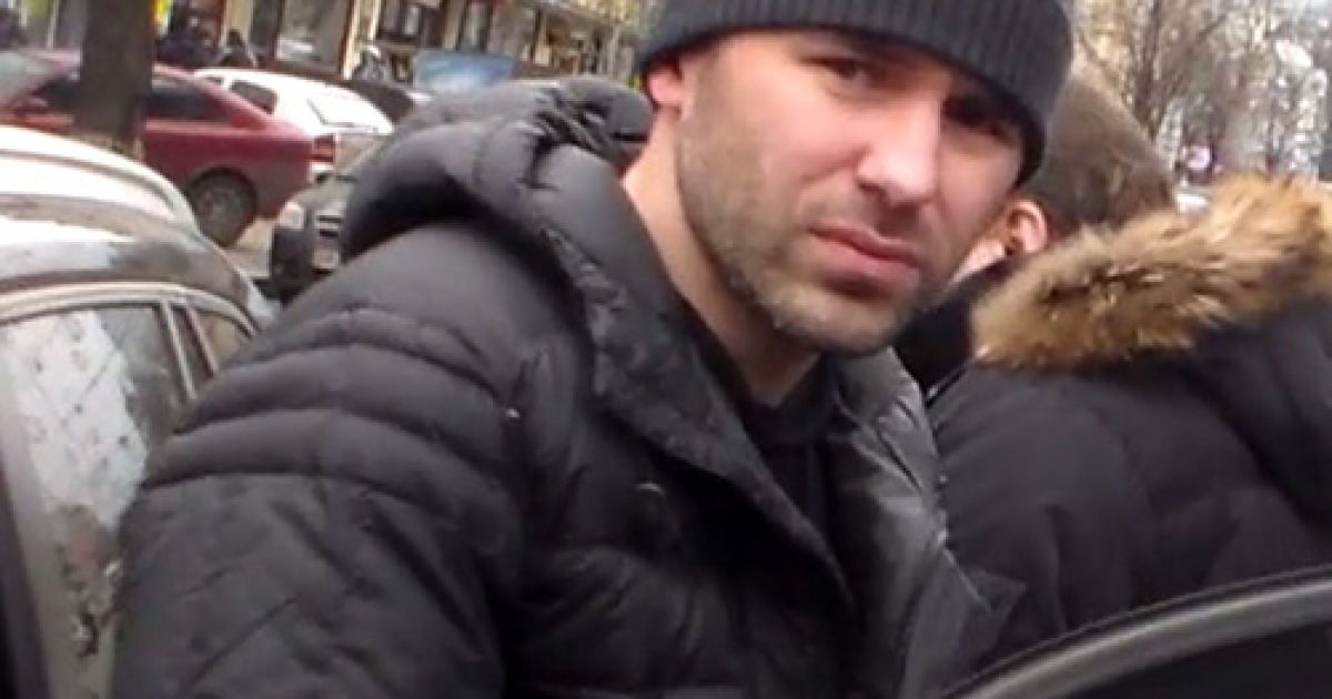 Опозиціонери намагаються встановити особу молодика.