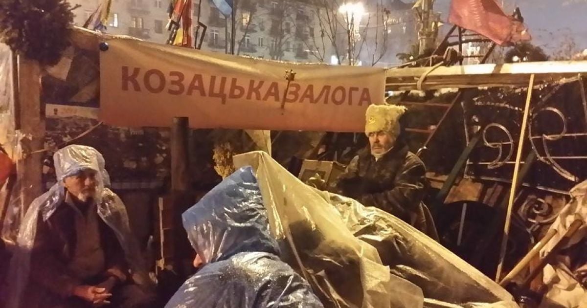 Накрапав дрібний дощ, але люди не розходилися / © adme.ru