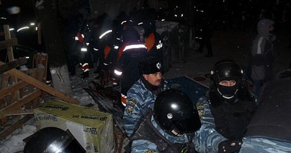 Силовики оточили мітингувальників